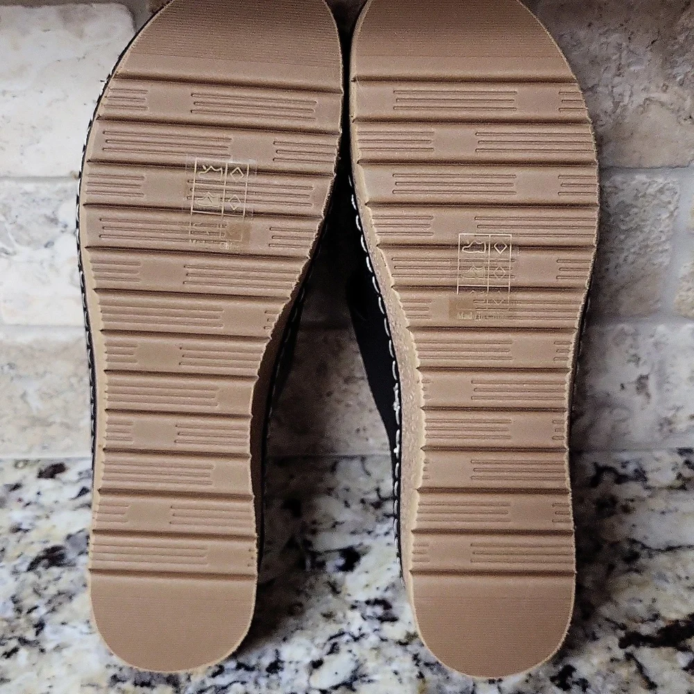 Patrizia Black Bagley Sandals Size 9